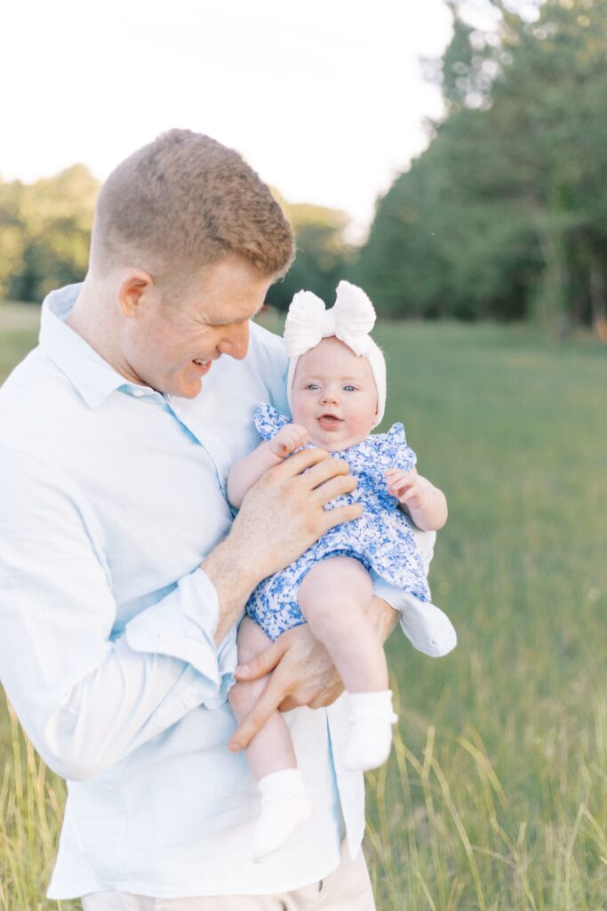 dad and daughter photos in green field