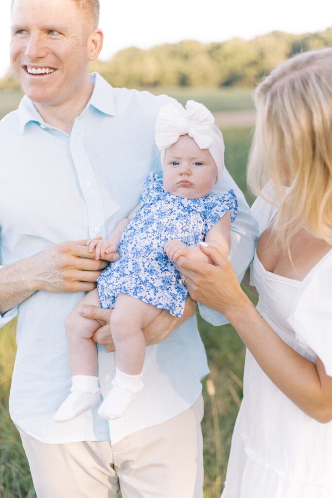 summer family photos in field