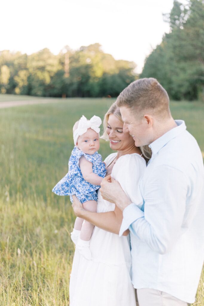 summer family photos in green field