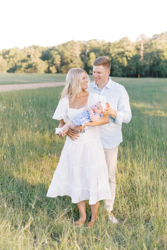 summer family photos in green field