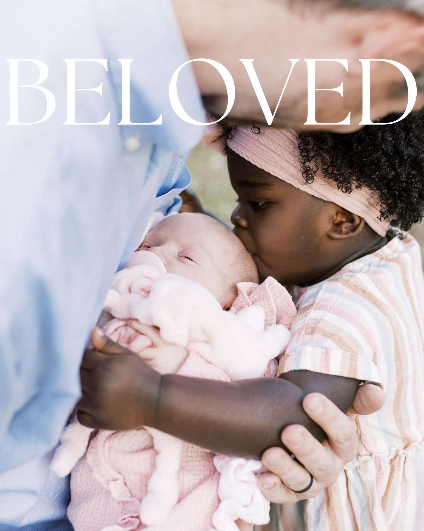 dad and daughter embracing newborn sister