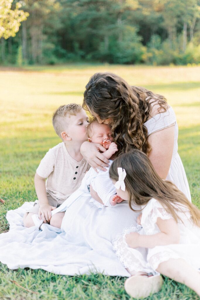 mom surrounded by her children in central illinois newborn photos