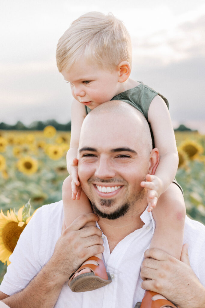 dad with son on shoulders during family photos in peoria il