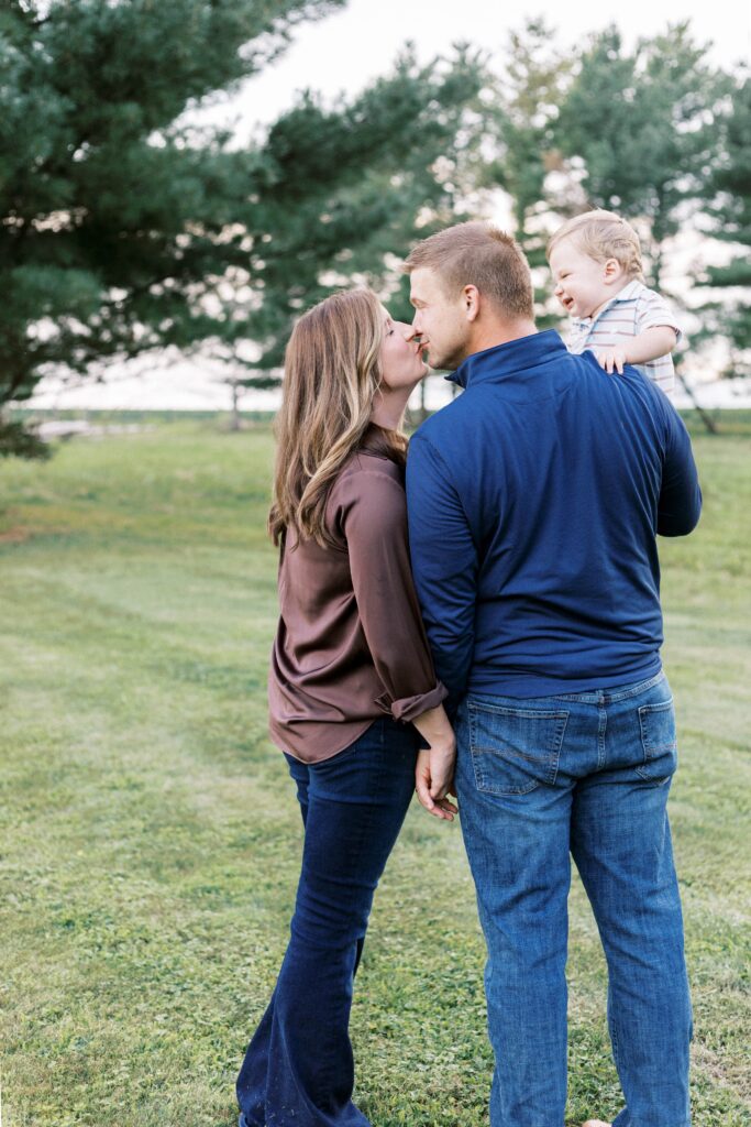 parents kissing during family photos peoria illinois