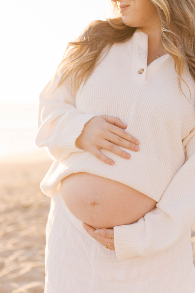 pregnant mom holding belly