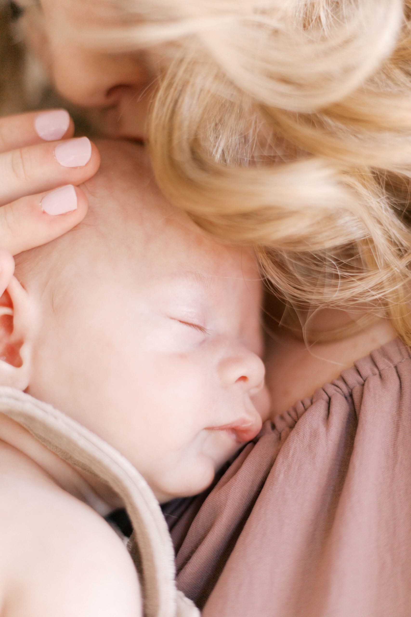 mom snuggling baby in peoria il newborn photos