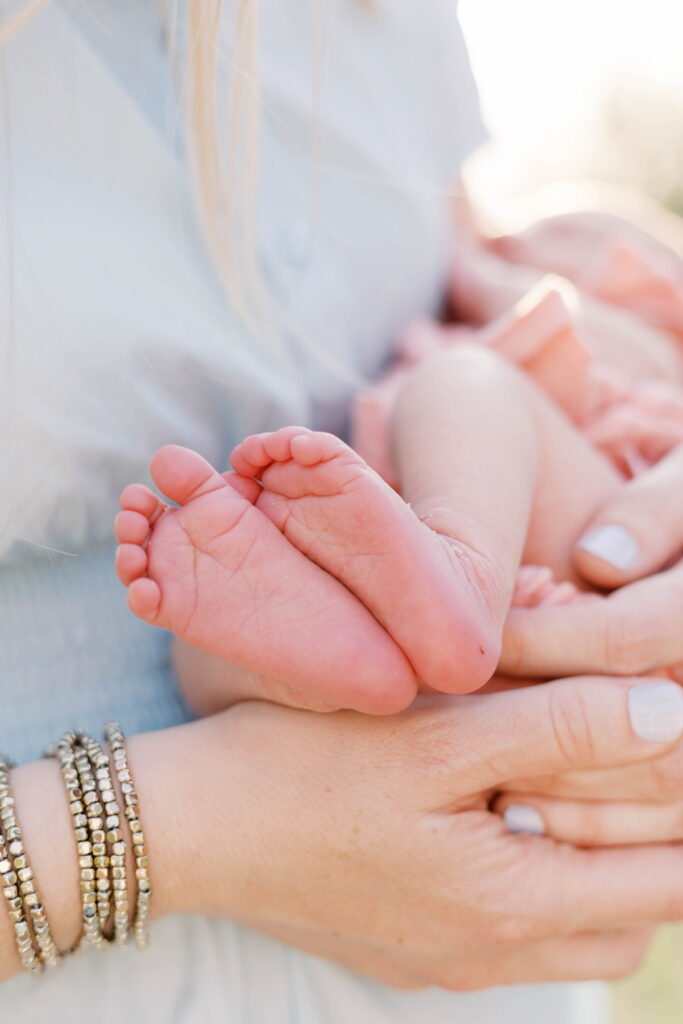newborn photographer peoria il -108 newborn baby feet in peoria il outdoor newborn photos