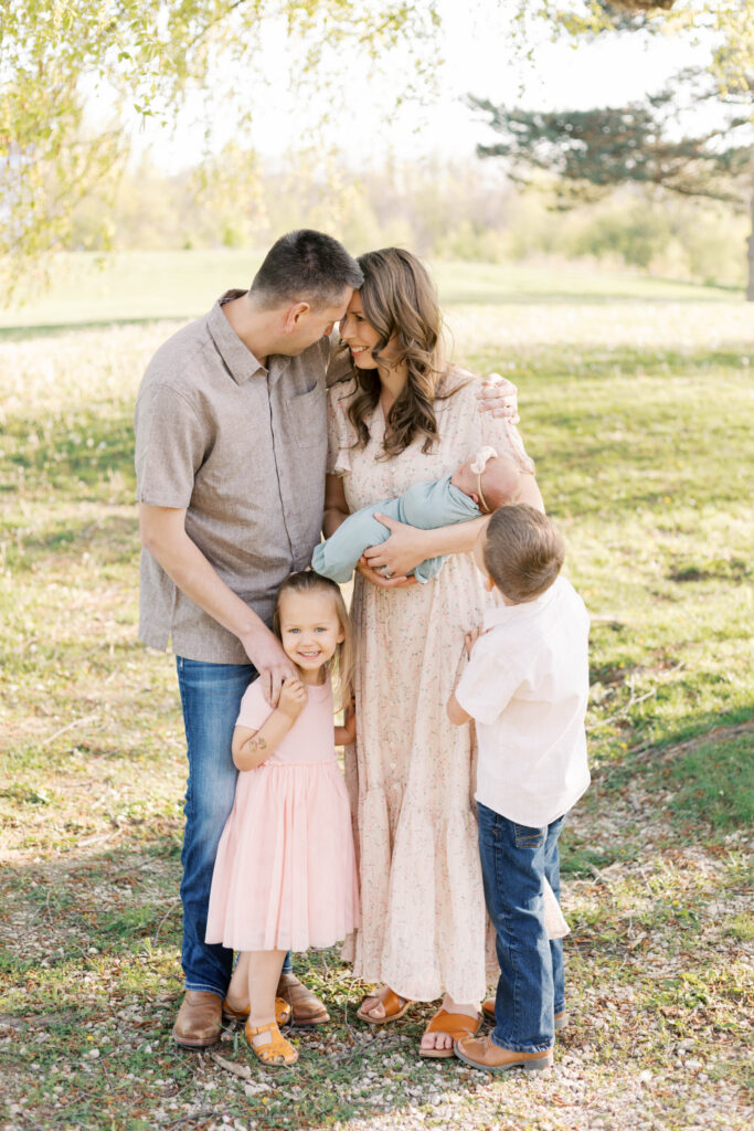 newborn photographer peoria il -7 family hugging outside in peoria il outdoor newborn photos
