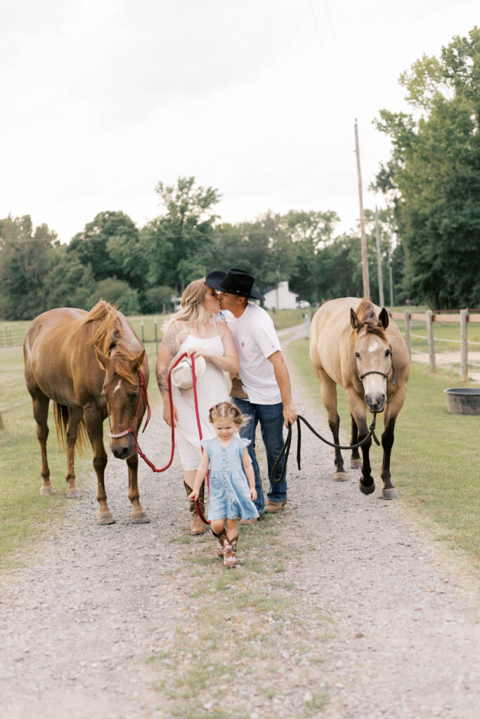 family photos with horses at home in peoria illinois