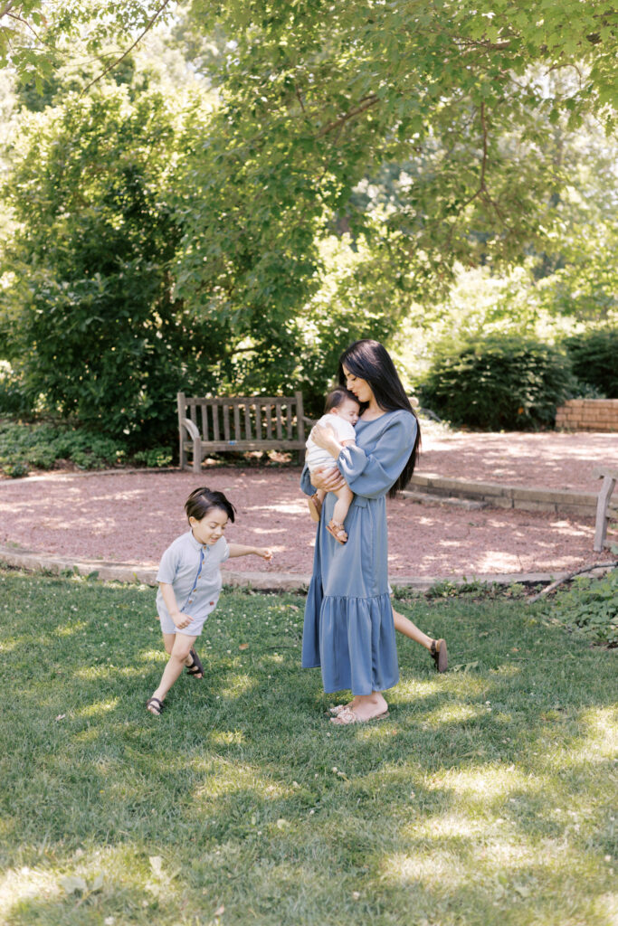 luthy botanical gardens peoria il-13 (1) kids running around mom in family photos at luthy botanical gardens in peoria il